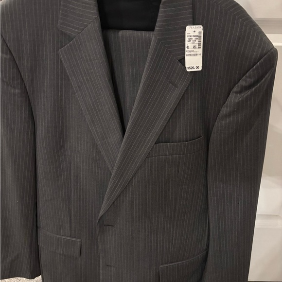 Sophisticated Gray Suit with Notched Lapels